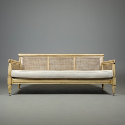 Lot 572 - AQUISITIONS BY HENREDON SOFA