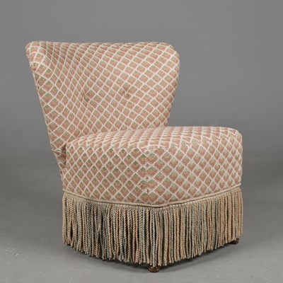 Lot 427 - SLIPPER CHAIR WITH FRINGE