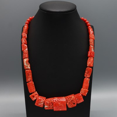 Lot 277 - A SINGLE STRAND CORAL NECKLACE