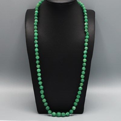 Lot 338 - AN EMERALD SINGLE STRAND BEAD NECKLACE