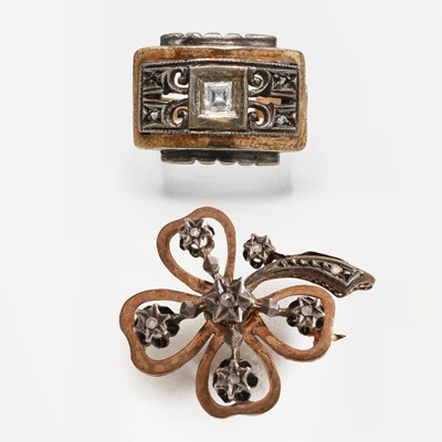 Lot 309 - A GENTS SILVER GILT DRESS RING AND A FLOWER BROOCH