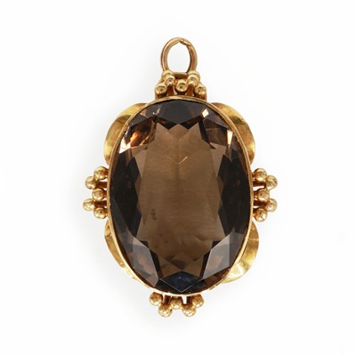 Lot 258 - A YELLOW METAL AND SMOKEY QUARTZ PENDANT