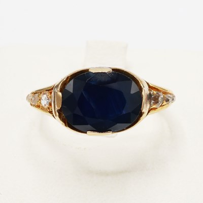 Lot 308 - A YELLOW METAL SAPPHIRE SOLITAIRE RING