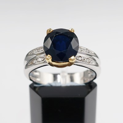 Lot 245 - AN 18CT GOLD SAPPHIRE SOLITAIRE RING