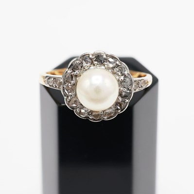 Lot 319 - A PEARL AND DIAMOND SET DRESS RING