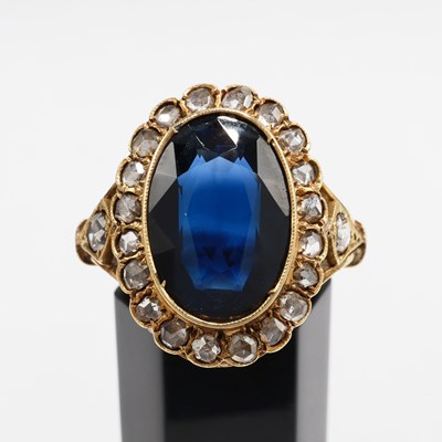 Lot 244 - A SAPPHIRE AND DIAMOND DRESS RING