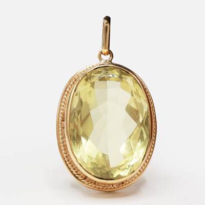 Lot 236 - A YELLOW METAL GEMSET PENDANT