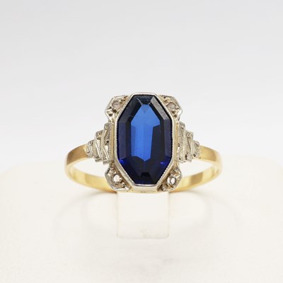Lot 325 - AN ART DECO SAPPHIRE DRESS RING