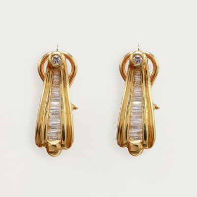 Lot 242 - A PAIR OF 18CT GOLD EARRINGS