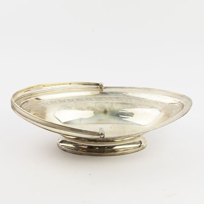 Lot 209 - A GEORGIAN SWING HANDLE SILVER BREAD BASKET.