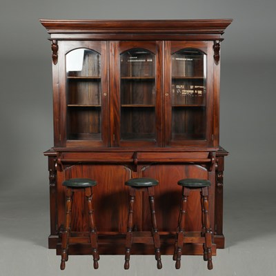Lot 379 - TRADITIONAL STYLE BAR (5)