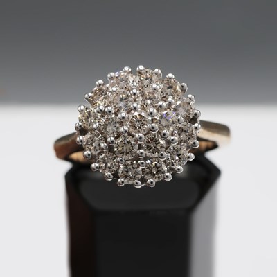 Lot 219 - A 9CT GOLD DIAMOND CLUSTER RING
