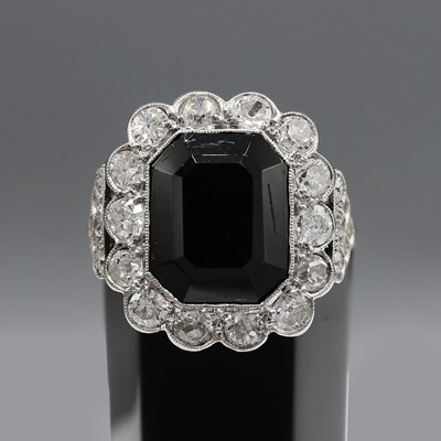 Lot 226 - A WHITE METAL DIAMOND AND BLACK STONE DRESS RING