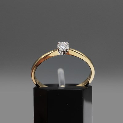 Lot 213 - AN 18CT GOLD DIAMOND SOLITAIRE RING