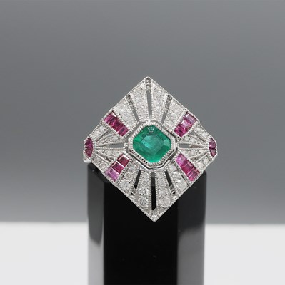 Lot 224 - A PLATINUM RUBY, EMERALD AND DIAMOND SET DRESS RING