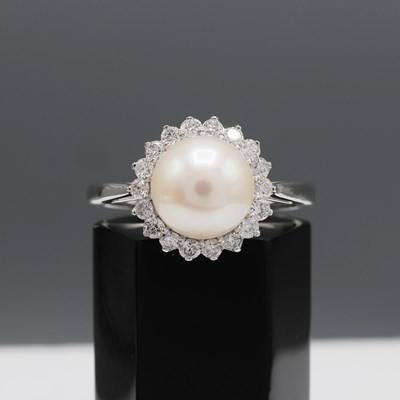 Lot 216 - A 9CT WHITE GOLD PEARL AND DIAMOND RING