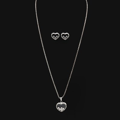 Lot 215 - A 9CT WHITE GOLD DIAMOND PENDANT AND EARRINGS SET