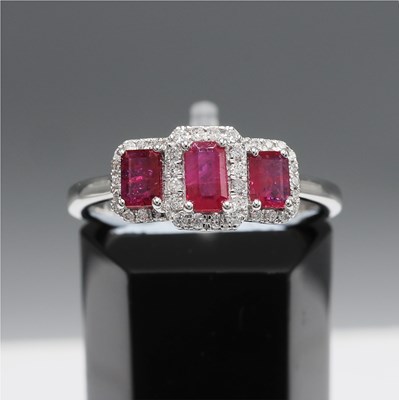 Lot 218 - A PLATINUM RUBY AND DIAMOND DRESS RING