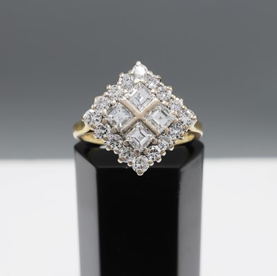 Lot 220 - AN 18CT WHITE AND YELLOW GOLD DIAMOND DRESS RING