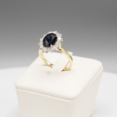 Lot 212 - AN 18CT GOLD SAPPHIRE AND DIAMOND CLUSTER RING