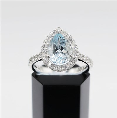 Lot 213 - A PLATINUM AQUAMARINE AND DIAMOND CLUSTER RING