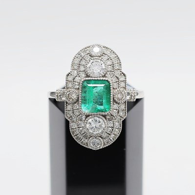 Lot 211 - A PLATINUM EMERALD AND DIAMOND SET PANEL RING