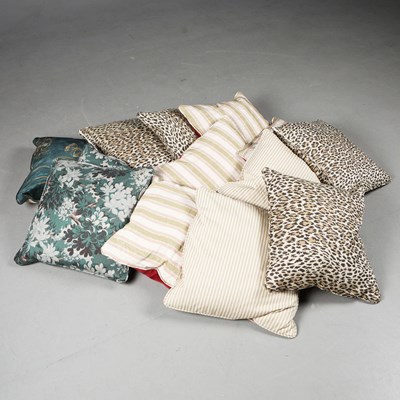 Lot 718 - THIRTEEN VARIOUS CUSHIONS (13).