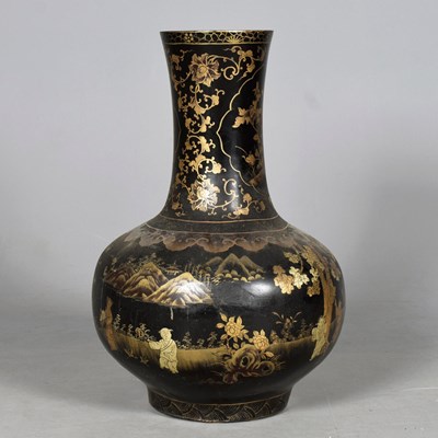 Lot 753 - A 19TH CENTURY JAPANESE EXPORT BLACK AND GILT LACQUER ONION VASE.