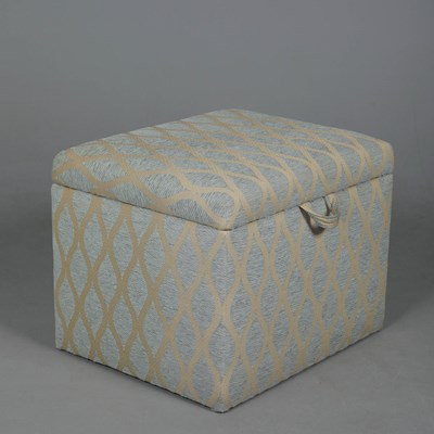 Lot 853 - OTTOMAN, OF COMPACT PROPORTIONS.