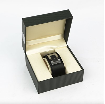 Lot 187 - GUCCI 7800L BLACK DIAL SILVER BRACELET WATCH