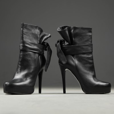 Lot 87 - D&G BLACK LEATHER BOW TIE DETAIL ANKLE BOOTS - UK 6