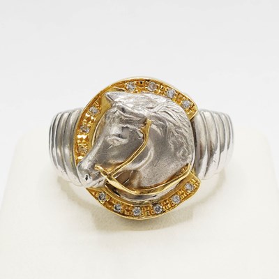 Lot 226 - A PLATINUM AND YELLOW METAL DIAMOND SET DRESS RING
