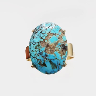 Lot 238 - A YELLOW METAL AND TURQUOISE CABOCHON DRESS RING