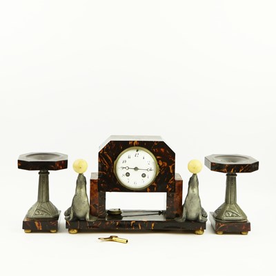 Lot 169 - AN EARLY 20TH CENTURY MANTLE CLOCK GARNITURE. (3)
