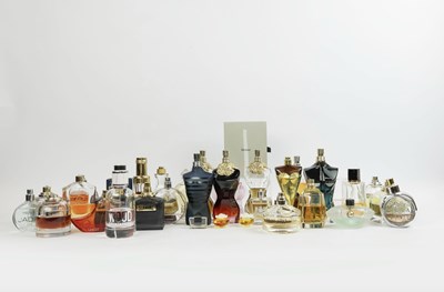 Lot 100 - A COLLECTION OF ASSORTED PERFUME BOTTLES.