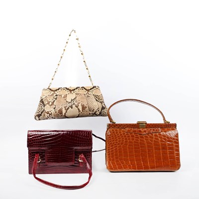 Lot 134 - THREE VINTAGE HANDBAGS.