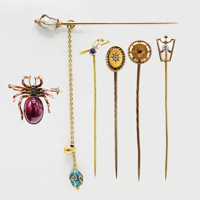 Lot 45 - A COLLECTION OF VARIOUS HAT PINS AND A INSECT BROOCH (7).