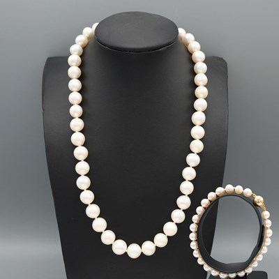 Lot 293 - A WHITE PEARL NECKLACE AND PEARL BRACELET.