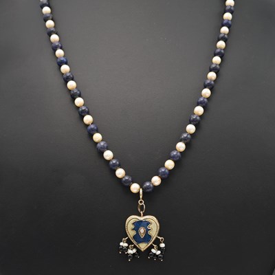 Lot 292 - A CULTURED PEARL AND SODALITE BEAD PENDANT NECKLACE.