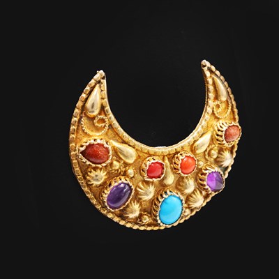 Lot 241 - A YELLOW METAL CRESCENT SHAPED BROOCH.