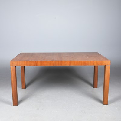 Lot 567 - POLIFORM EXTENDABLE DINING TABLE