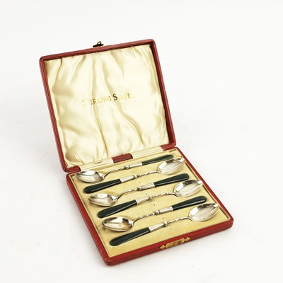 Lot 153 - A SILVER AND JADE SET OF SIX TEASPOONS