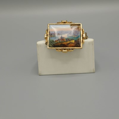 Lot 317 - A LATE 19TH CENTURY YELLOW METAL PICTORIAL BROOCH
