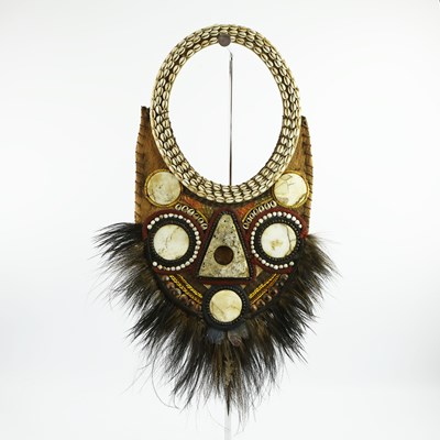 Lot 228 - A PAPUA NEW GUINEA CEREMONIAL NECKLACE.