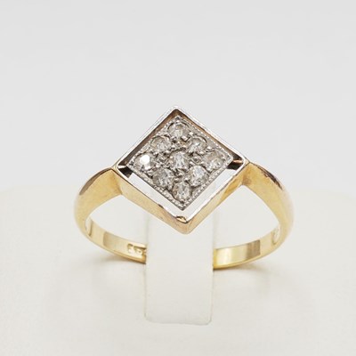 Lot 175 - AN 18CT GOLD DIAMOND SET DRESS RING