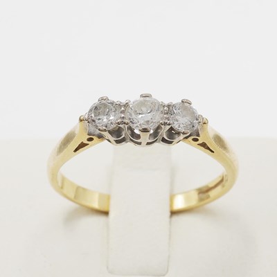 Lot 176 - AN 18CT GOLD DIAMOND TRILOGY RING