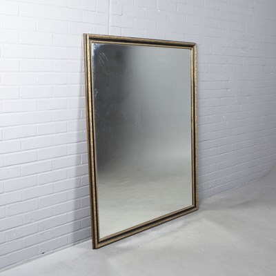 Lot 725 - WALL MIRROR