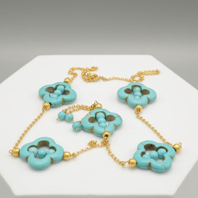 Lot 281 - A YELLOW METAL AND TURQUOISE QUARTREFOIL NECKLACE