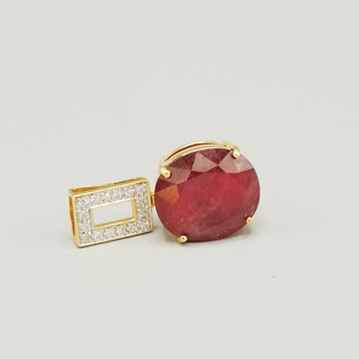 Lot 264 - AN 18CT GOLD RUBY AND WHITE ZIRCON PENDANT