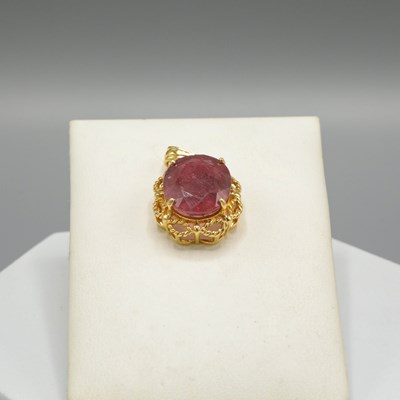 Lot 265 - AN 18CT GOLD RUBY SET PENDANT